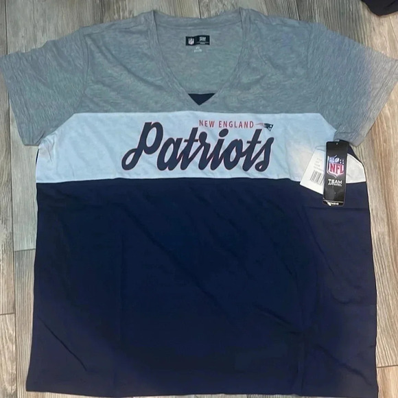 NWT New England Patriots V Neck Women’s XXL - Picture 1 of 3